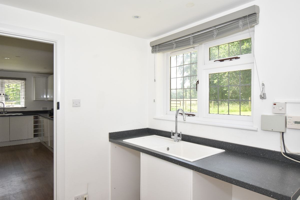 2 bed cottage to rent in Alderbury Lodge, Clarendon Park  - Property Image 6
