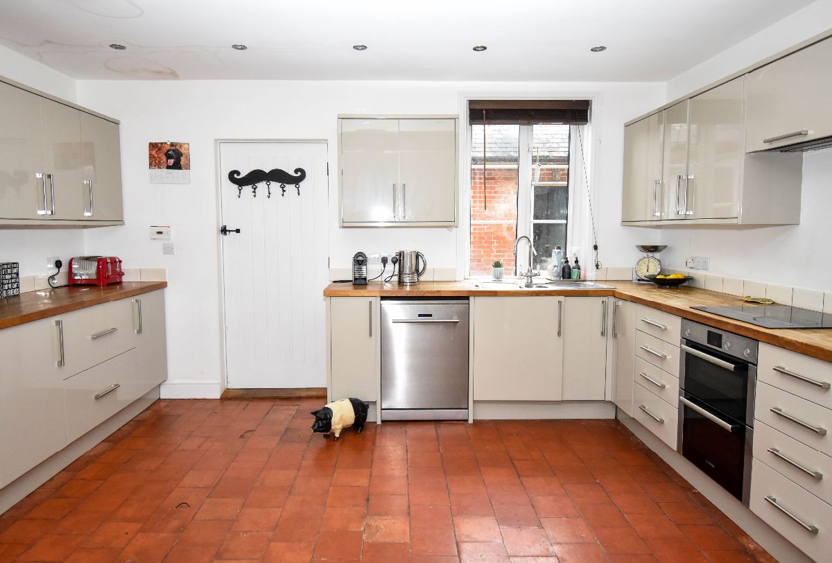 4 bed character property to rent in Keepers Cottage, Clarendon Park 3