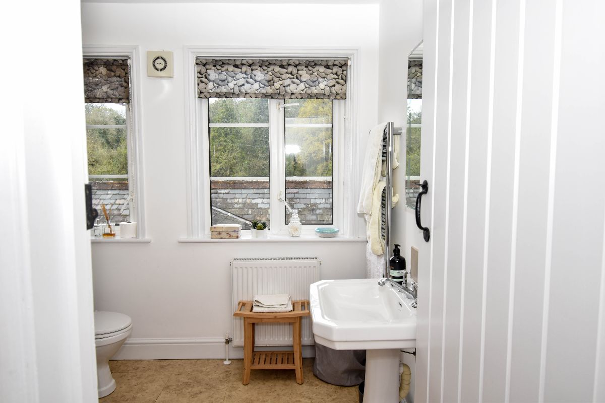 4 bed character property to rent in Keepers Cottage, Clarendon Park  - Property Image 14