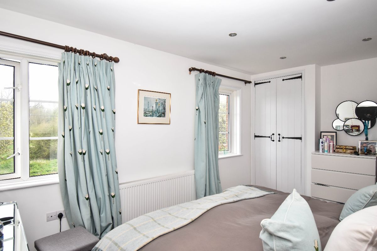 4 bed character property to rent in Keepers Cottage, Clarendon Park  - Property Image 12