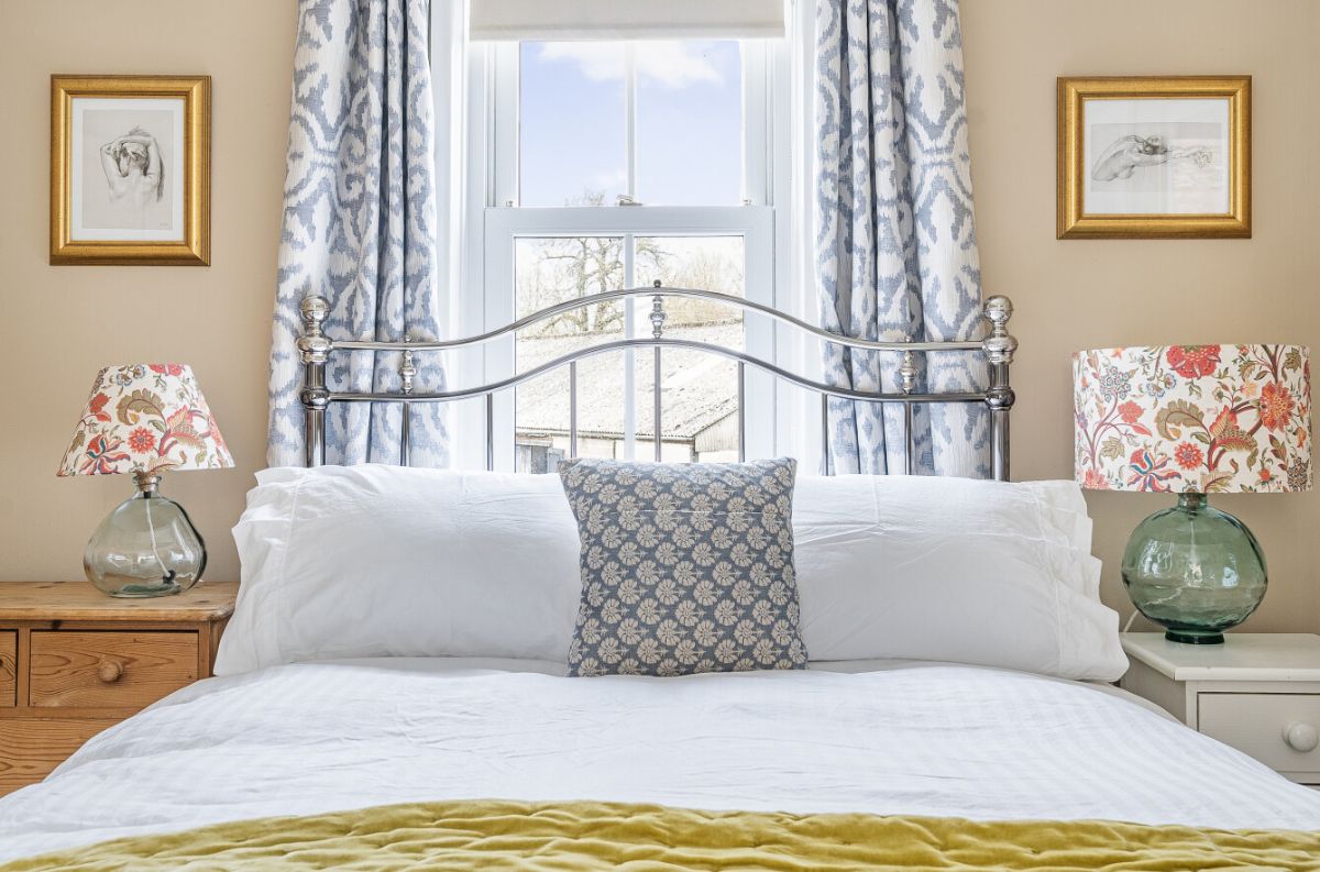 2 bed house for sale in North Street, Wilton, Salisbury 1