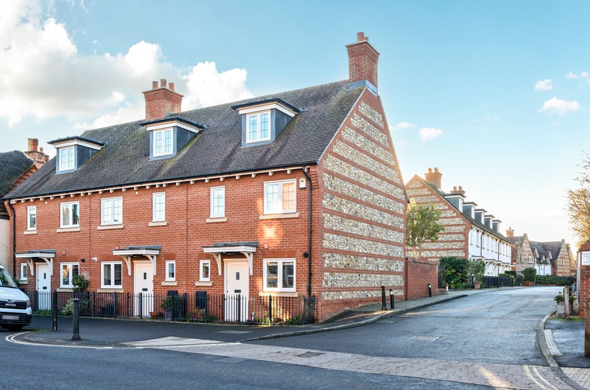 3 bed house for sale in Florence Mews, Wilton, Salisbury