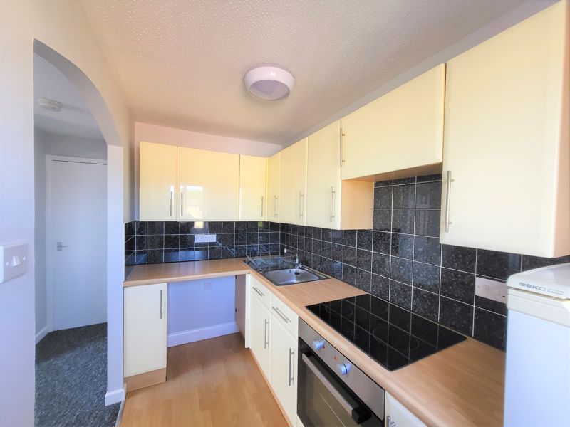 1 bed to rent in Green Mead, Yeovil  - Property Image 2