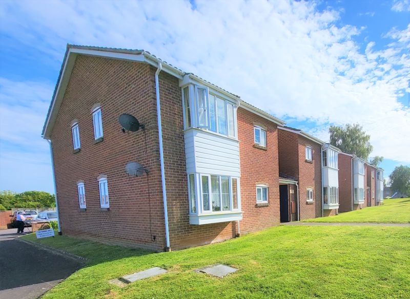 1 bed to rent in Green Mead, Yeovil - Property Image 1