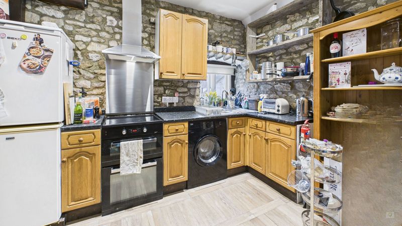 1 bed to rent in Market Square, Crewkerne - Property Image 1