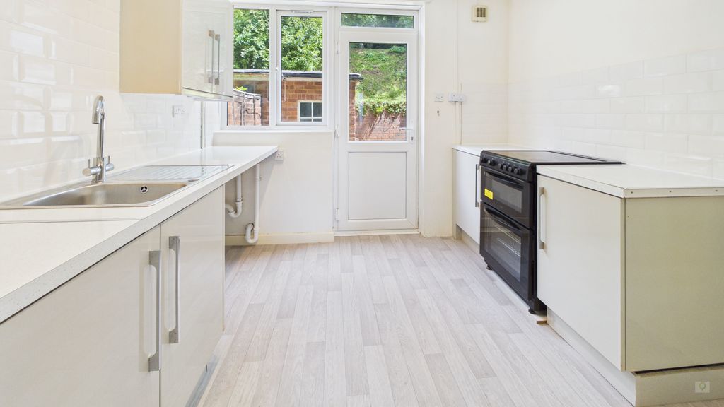 3 bed house to rent in Petters Way, Yeovil 2