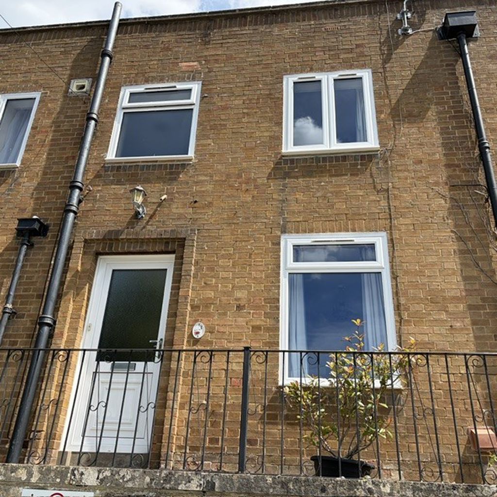 3 bed house to rent in Petters Way, Yeovil 8