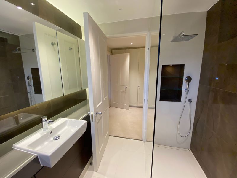 5 bed to rent in Maxwell Road, London 8