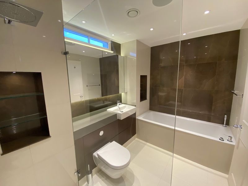 5 bed to rent in Maxwell Road, London 14