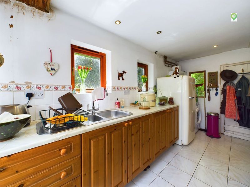 2 bed cottage for sale in Owl Street, East Lambrook  - Property Image 5