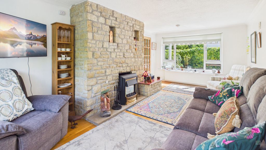 4 bed house for sale in Swallowcliffe Gardens, Yeovil 1