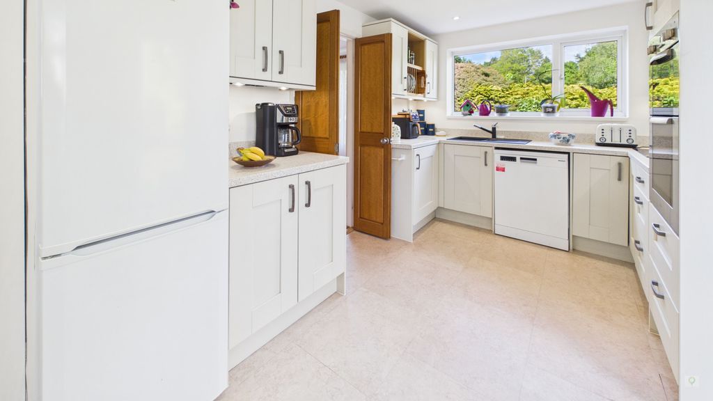 4 bed house for sale in Swallowcliffe Gardens, Yeovil  - Property Image 4