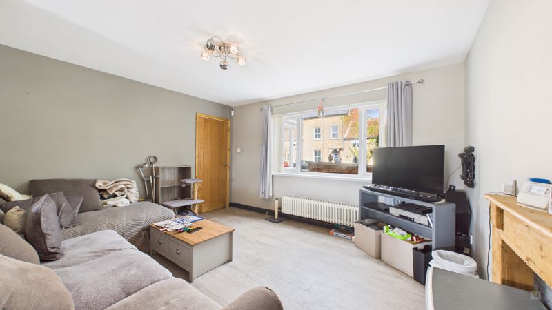 3 bed house to rent in West Street, South Petherton 1
