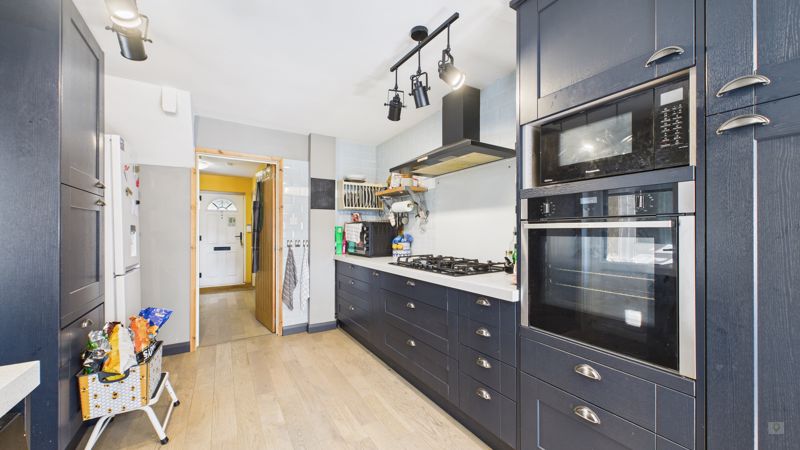 3 bed house to rent in West Street, South Petherton 2