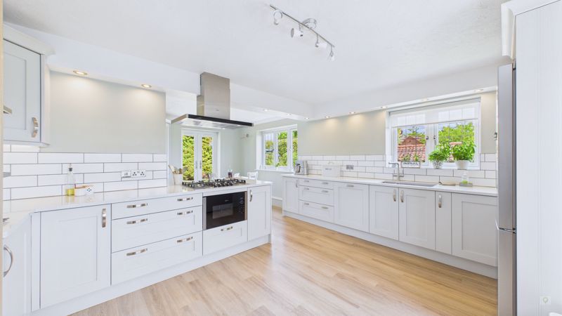 3 bed bungalow for sale in Hawthorn Hill, East Lambrook  - Property Image 9