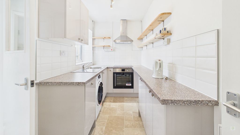 3 bed house to rent in West Street 2