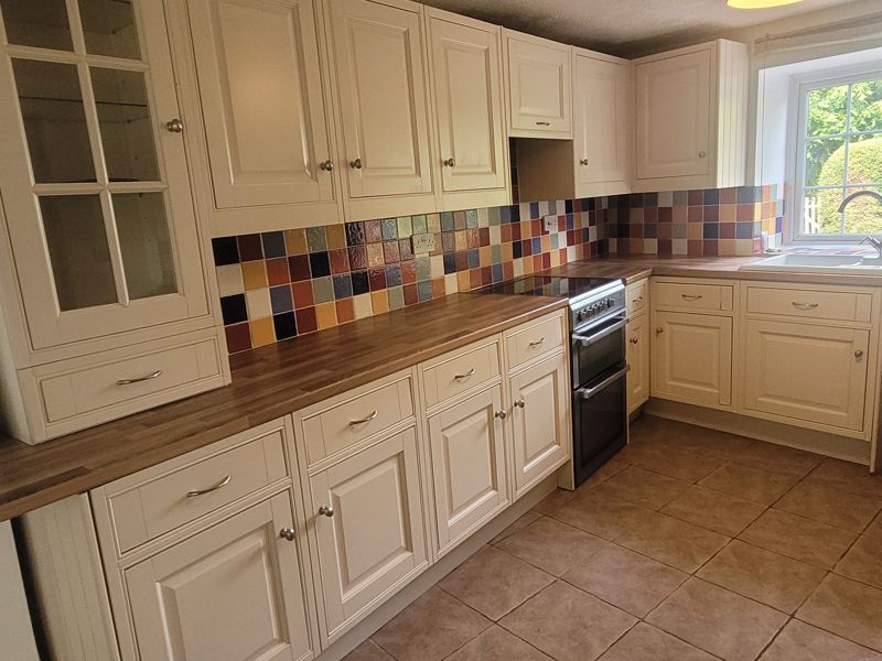 2 bed cottage for sale in Snails Hill, Crewkerne  - Property Image 2