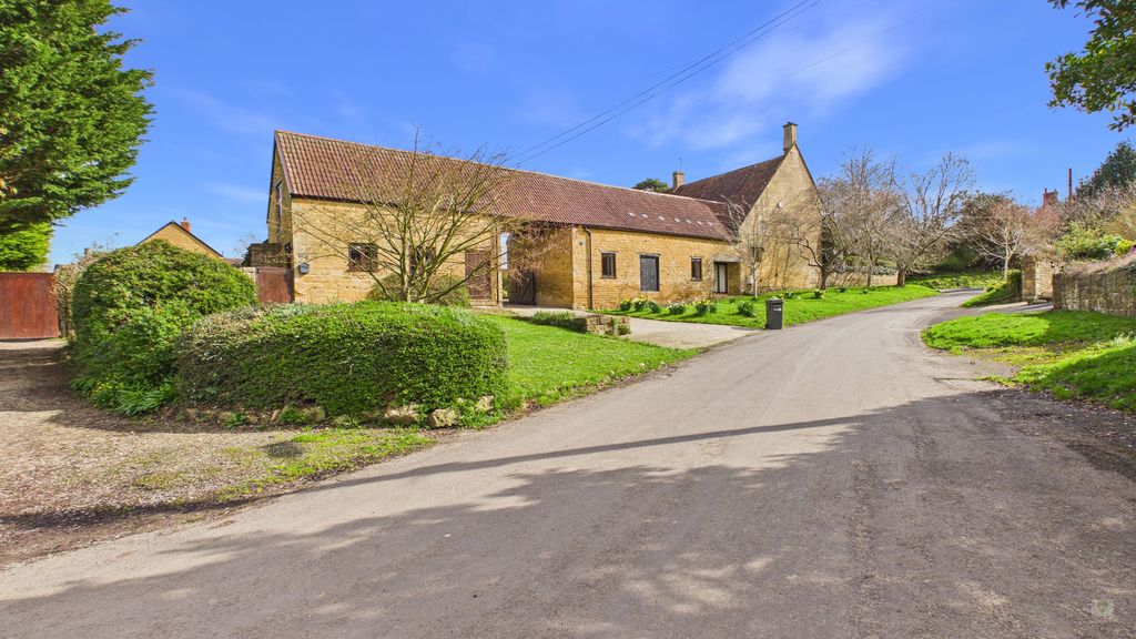 4 bed barn for sale in Back Lane, Bower Hinton  - Property Image 1
