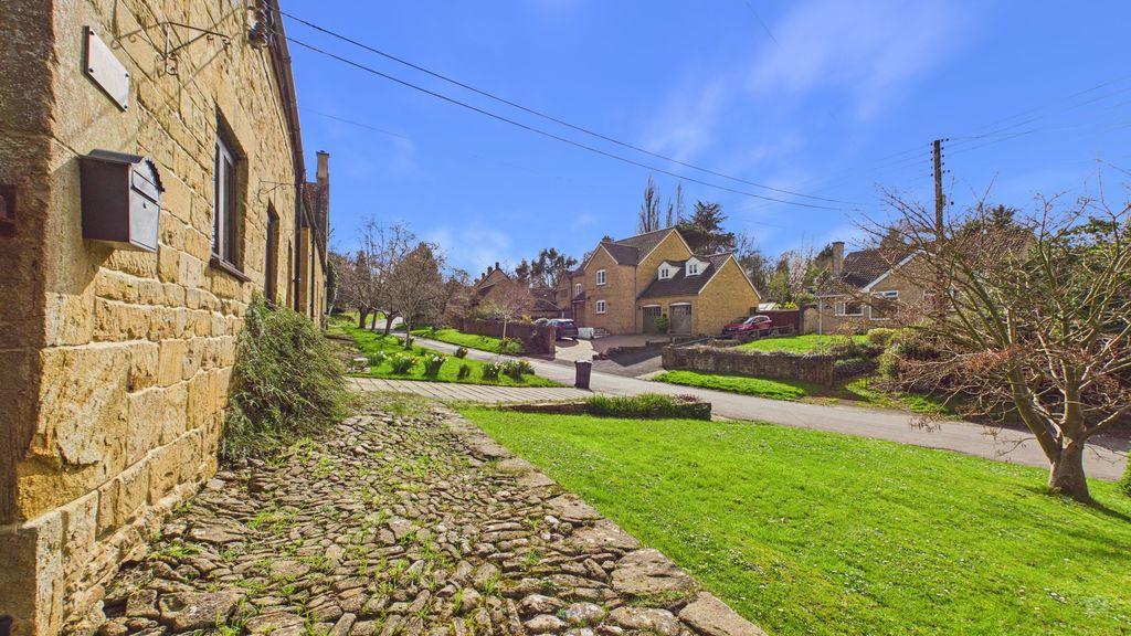 4 bed barn for sale in Back Lane, Bower Hinton 10