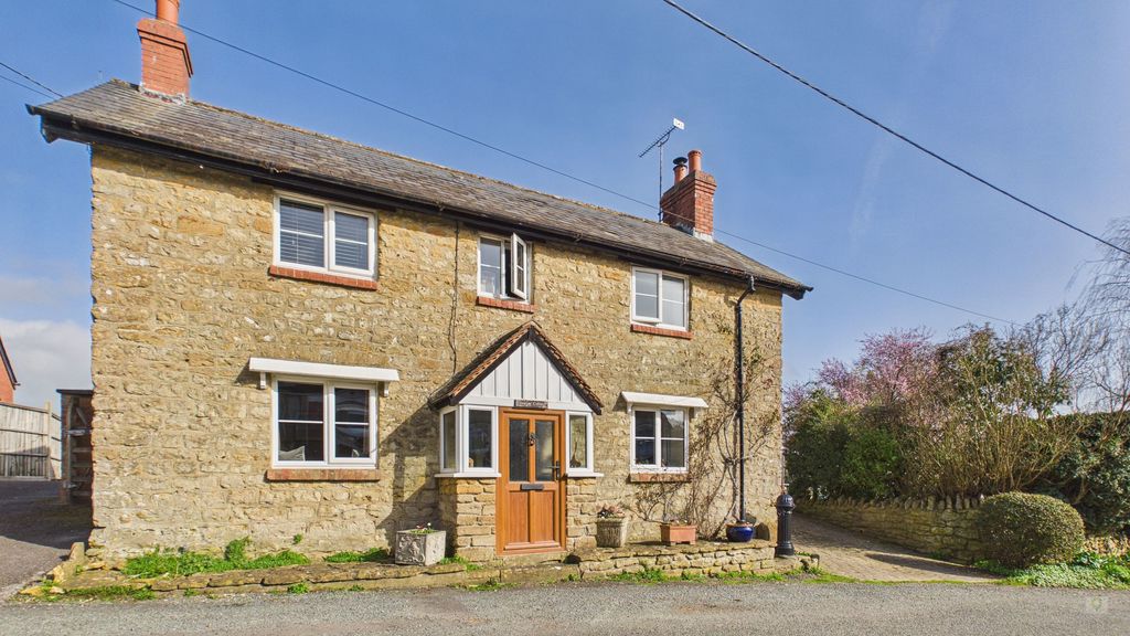 3 bed house for sale in Claycastle, Crewkerne, TA18