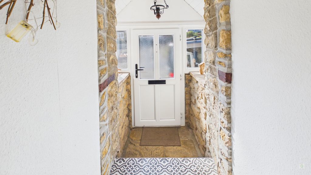 3 bed house for sale in Claycastle, Crewkerne 9