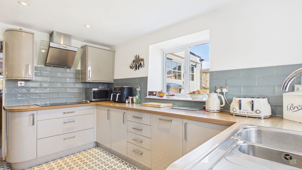 3 bed house for sale in Claycastle, Crewkerne  - Property Image 4