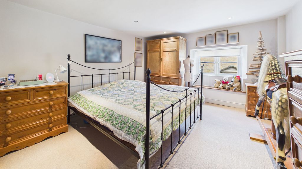2 bed cottage for sale in St James Street, South Petherton  - Property Image 9