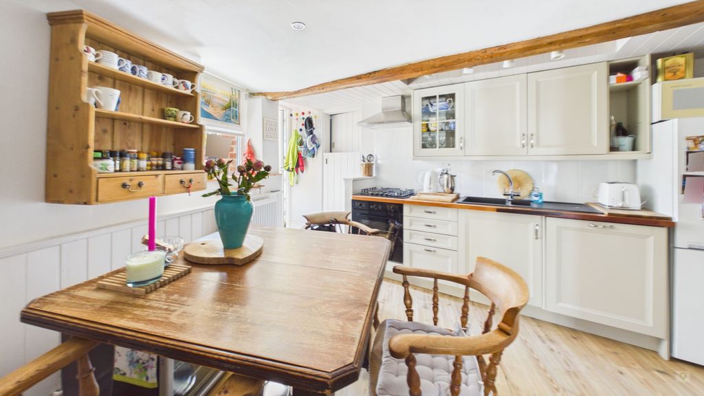 2 bed cottage for sale in St James Street, South Petherton  - Property Image 5