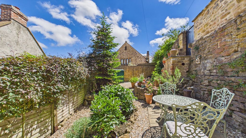 2 bed cottage for sale in St James Street, South Petherton  - Property Image 14