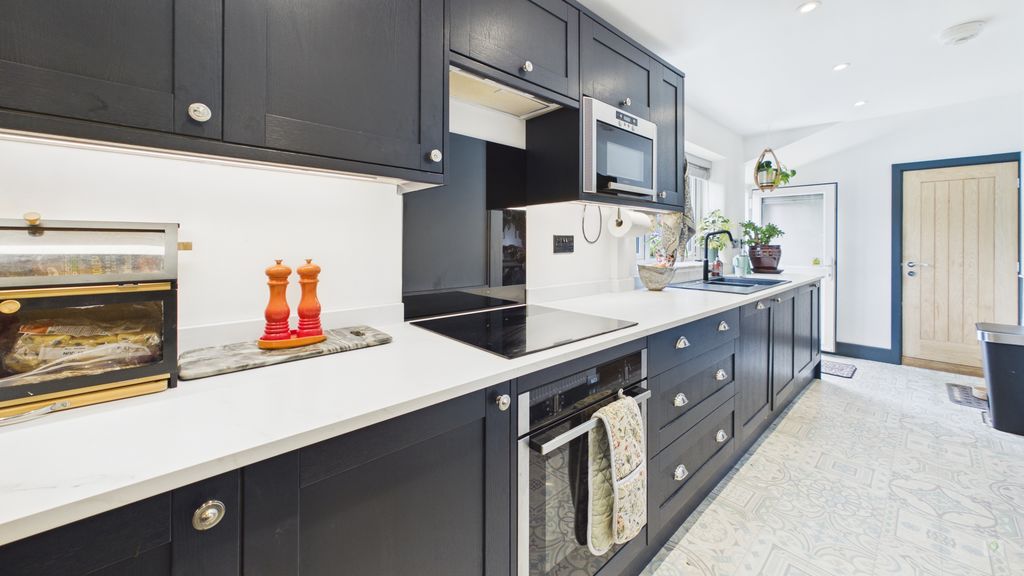 3 bed house for sale in Church Street, Merriott 3