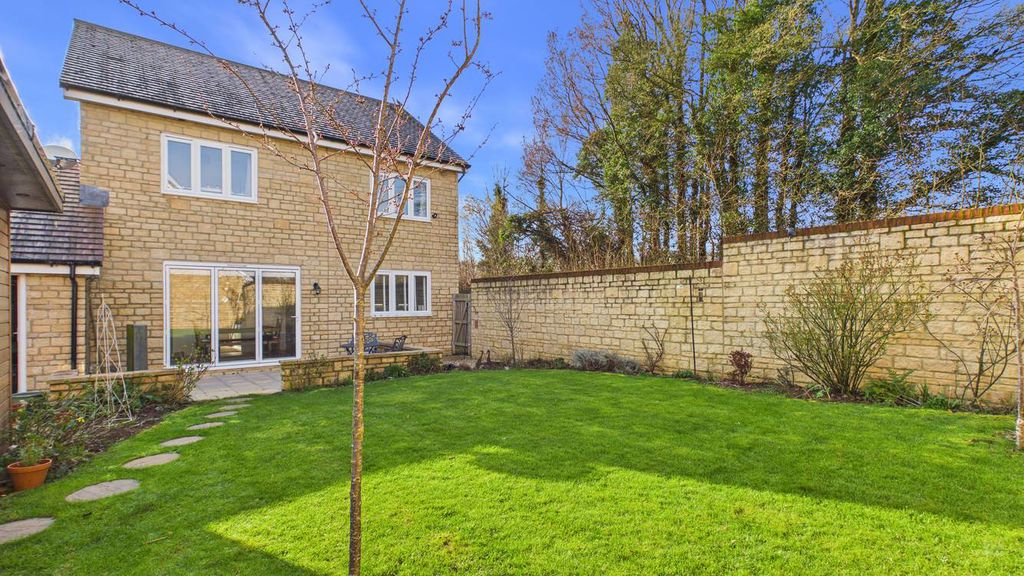 4 bed house for sale in Vartenham Close, Milborne Port 6