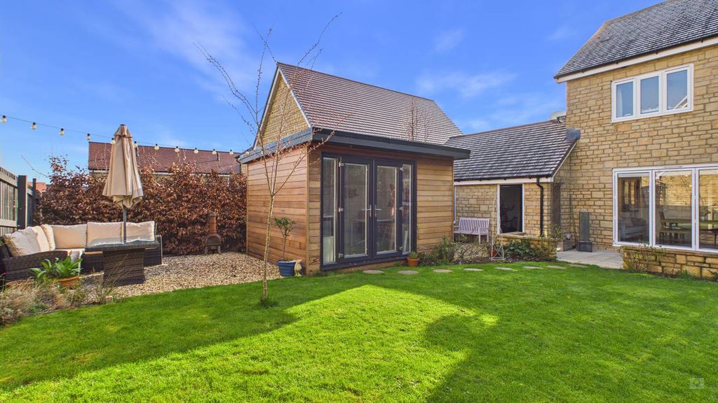 4 bed house for sale in Vartenham Close, Milborne Port 16