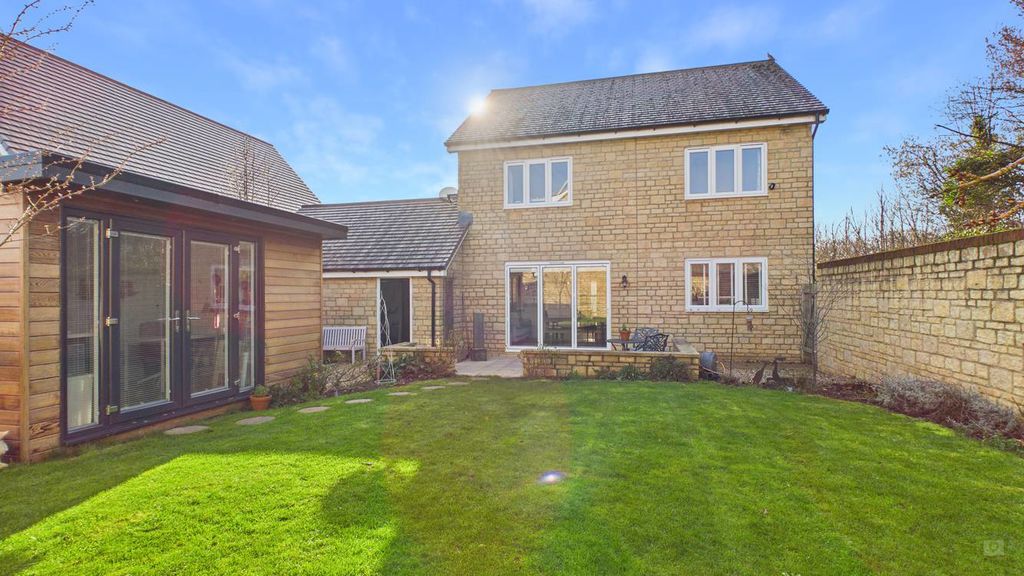 4 bed house for sale in Vartenham Close, Milborne Port  - Property Image 8