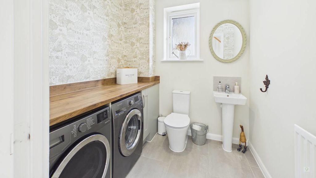 4 bed house for sale in Vartenham Close, Milborne Port 11