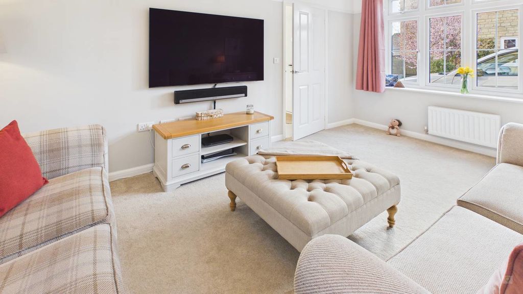 4 bed house for sale in Vartenham Close, Milborne Port 2