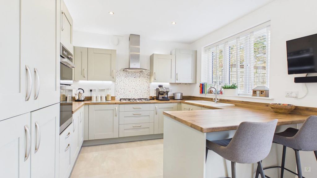 4 bed house for sale in Vartenham Close, Milborne Port  - Property Image 9