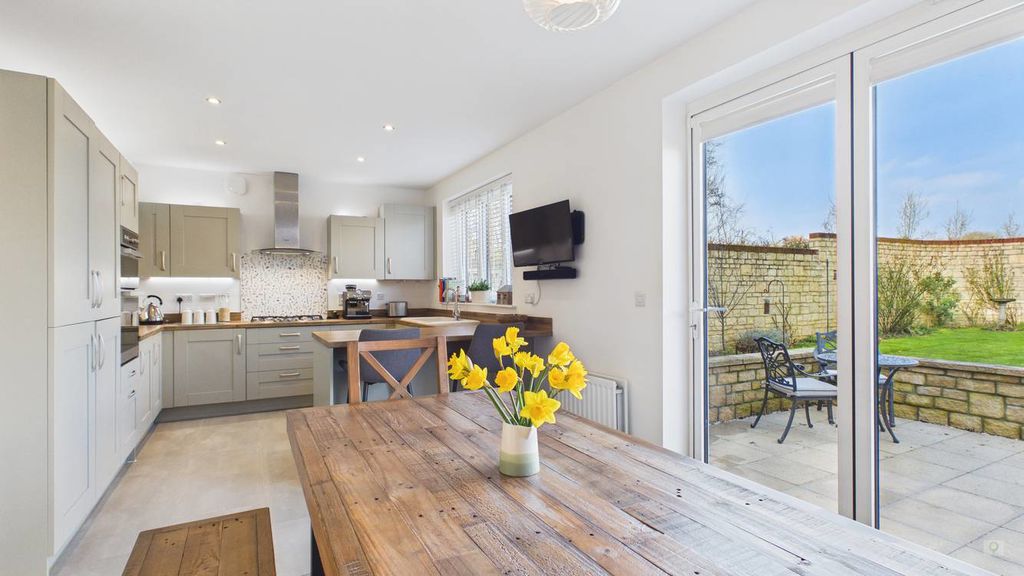 4 bed house for sale in Vartenham Close, Milborne Port  - Property Image 4