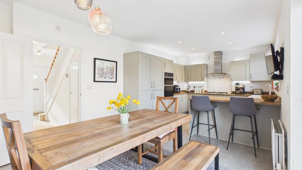 4 bed house for sale in Vartenham Close, Milborne Port  - Property Image 2