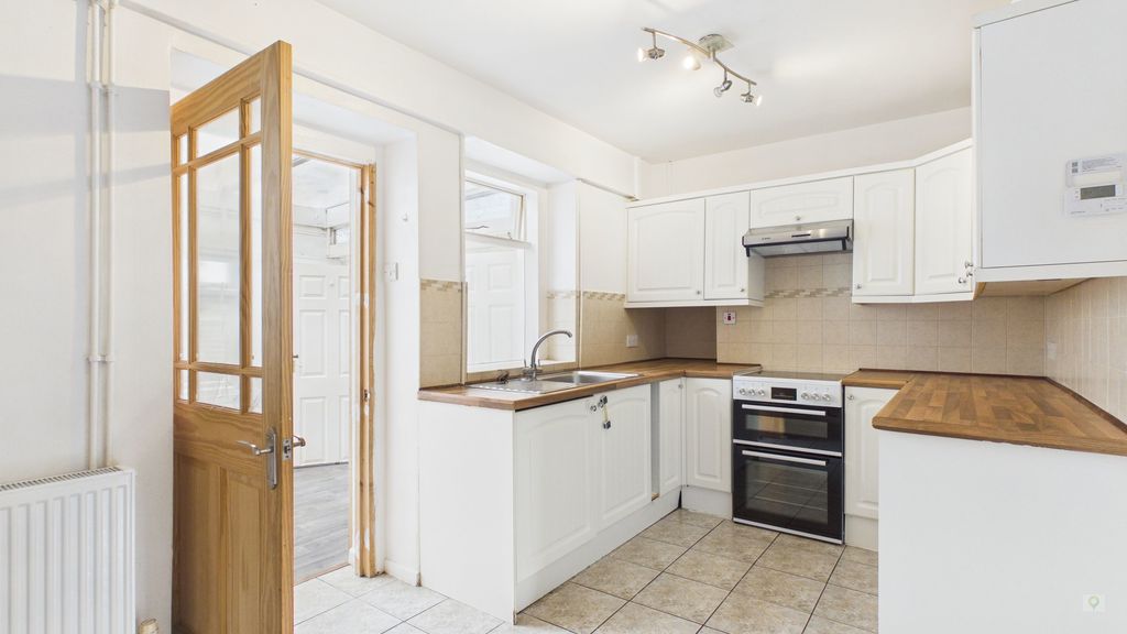 2 bed house to rent in Coat Road, Martock 1