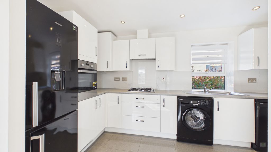 2 bed to rent in Great Mead, Yeovil  - Property Image 2