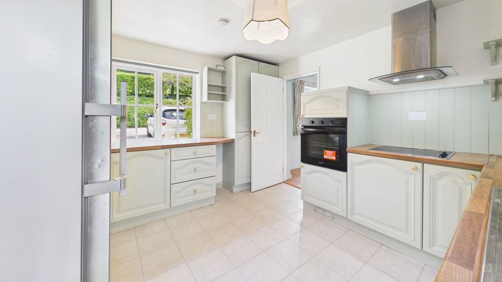 3 bed house to rent in Beacon Hill, Corton Denham 2