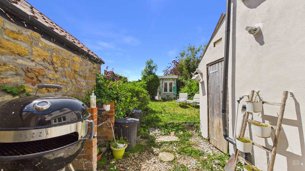 3 bed house for sale in North Street, Martock 10