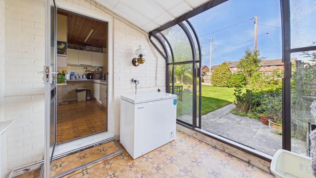 2 bed house for sale in Sopers Field, Chard 5