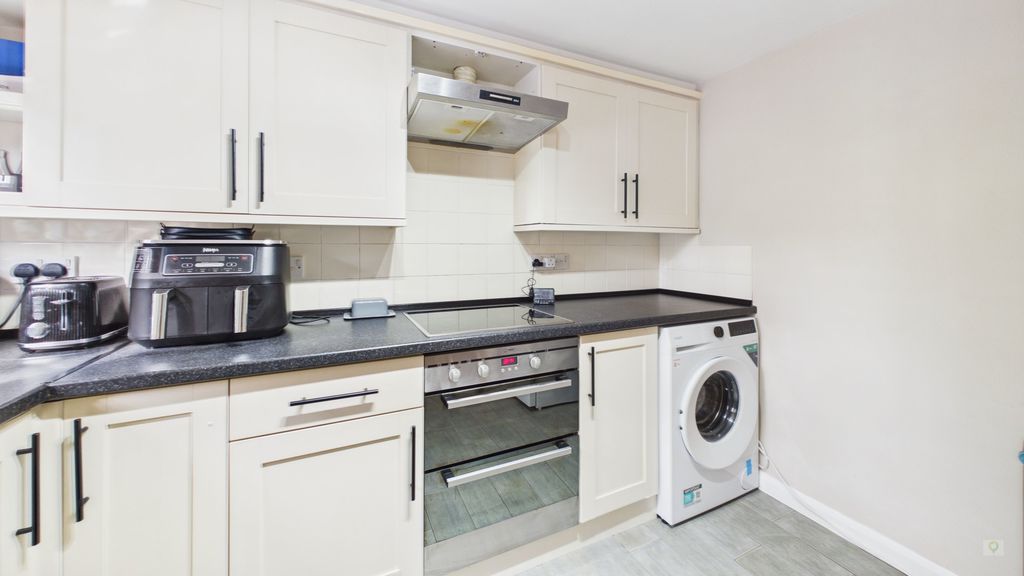 2 bed house for sale in Denzil Close, Yeovil  - Property Image 4
