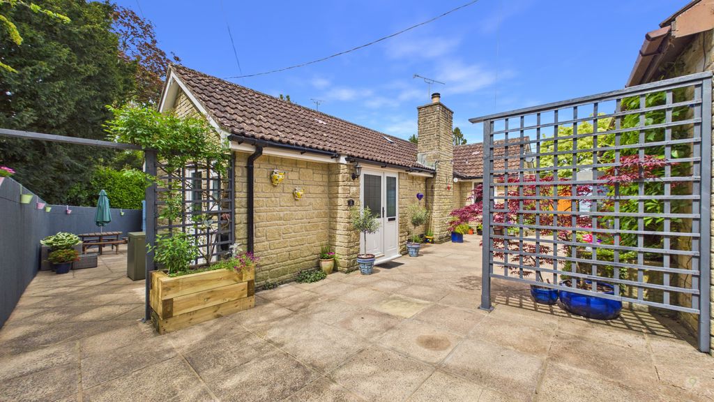 2 bed bungalow for sale in Symes Close, Crewkerne - Property Image 1