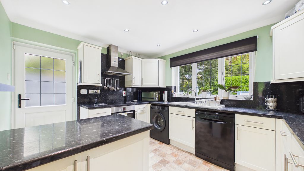 2 bed bungalow for sale in Symes Close, Crewkerne 1