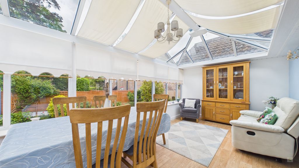 2 bed bungalow for sale in Symes Close, Crewkerne  - Property Image 6