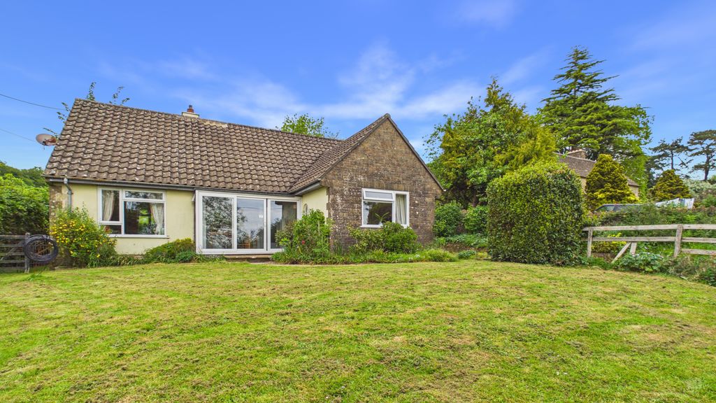 3 bed bungalow for sale in Park Lane, Crewkerne  - Property Image 1