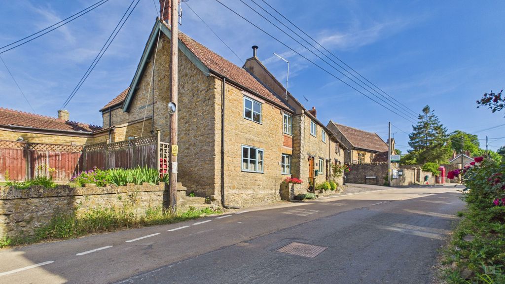 2 bed cottage for sale in North Street, Crewkerne  - Property Image 1