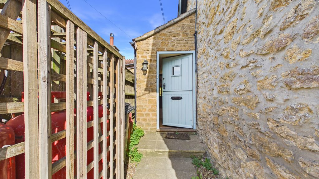 2 bed cottage for sale in North Street, Crewkerne 8